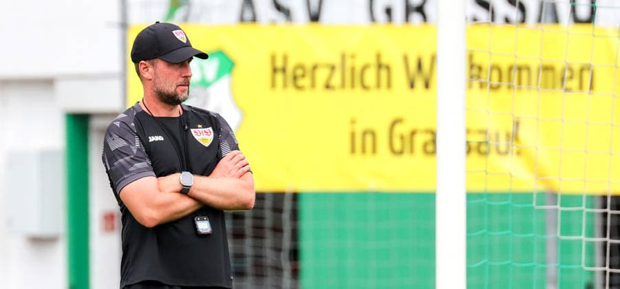 07.08.2026, Deutschland, Grassau, Fußball Bundesliga, Saison 2026 2027, Trainingslager VfB Stuttgart, VfB Trainer Sebastian Hoeneß *** August 7, 2026, Germany, Grassau, Bundesliga, 2026–2027 season, VfB Stuttgart training camp, VfB coach Sebastian Hoeneß