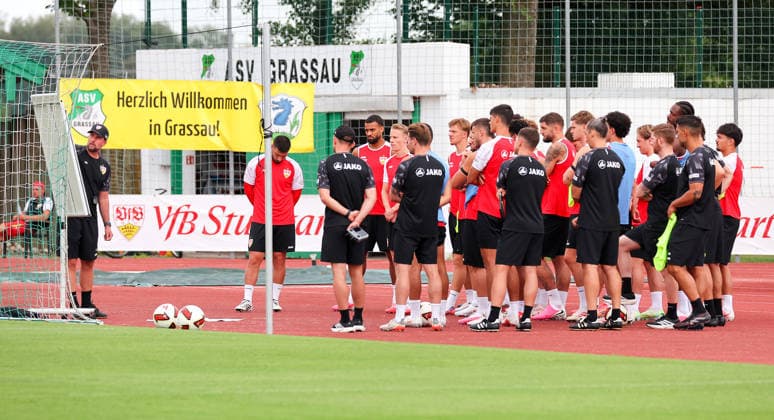 07.08.2026, Deutschland, Grassau, Fußball Bundesliga, Saison 2026 2027, Trainingslager VfB Stuttgart, VfB Trainer Sebastian Hoeneß an der Tafel, rechts die Mannschaft *** August 7, 2026, Germany, Grassau, Bundesliga, 2026–2027 season, VfB Stuttgart training camp, VfB coach Sebastian Hoeneß at the whiteboard, the team on the right