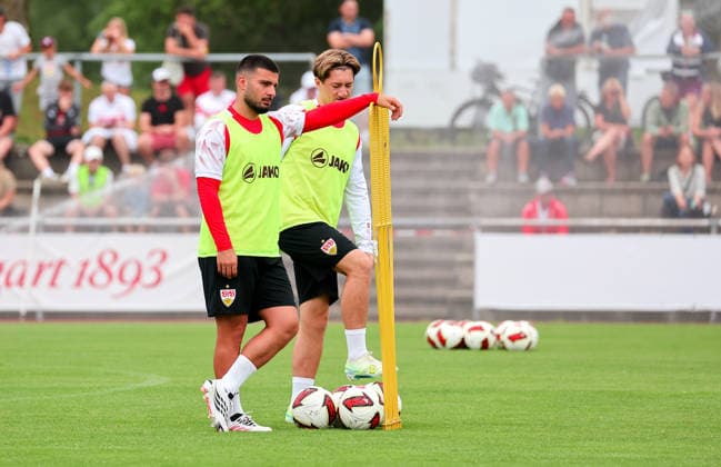 07.08.2026, Deutschland, Grassau, Fußball Bundesliga, Saison 2026 2027, Trainingslager VfB Stuttgart, v.l. Deniz Undav, Angelo Stiller *** August 7, 2026, Germany, Grassau, Bundesliga, 2026–2027 season, VfB Stuttgart training camp, from left: Deniz Undav, Angelo Stiller