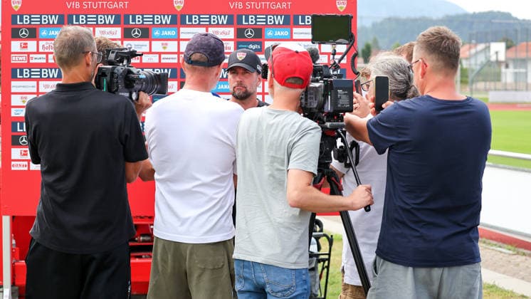 07.08.2026, Deutschland, Grassau, Fußball Bundesliga, Saison 2026 2027, Trainingslager VfB Stuttgart, VfB Trainer Sebastian Hoeneß im Interview *** August 7, 2026, Germany, Grassau, Bundesliga, 2026–2027 Season, VfB Stuttgart Training Camp, Interview with VfB Coach Sebastian Hoeneß