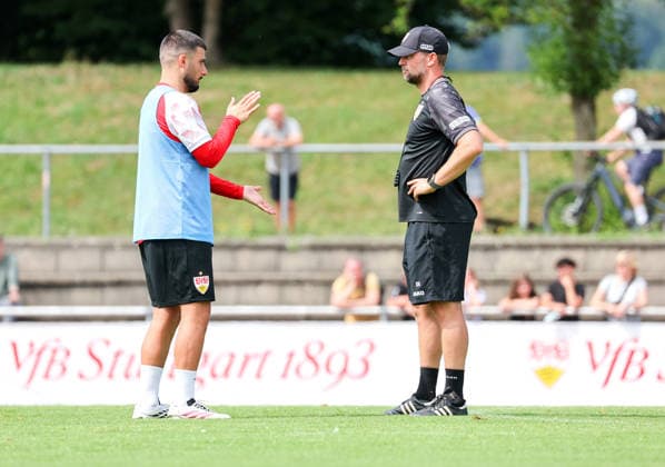 07.08.2026, Deutschland, Grassau, Fußball Bundesliga, Saison 2026 2027, Trainingslager VfB Stuttgart, v.l. Deniz Undav, VfB Trainer Sebastian Hoeneß *** August 7, 2026, Germany, Grassau, Bundesliga, 2026–2027 season, VfB Stuttgart training camp, from left: Deniz Undav, VfB coach Sebastian Hoeneß