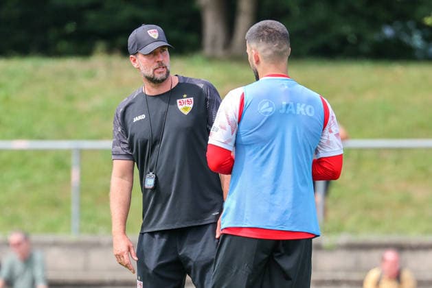 07.08.2026, Deutschland, Grassau, Fußball Bundesliga, Saison 2026 2027, Trainingslager VfB Stuttgart, v.l. VfB Trainer Sebastian Hoeneß, Deniz Undav, *** August 7, 2026, Germany, Grassau, Bundesliga, 2026–2027 season, VfB Stuttgart training camp, from left: VfB coach Sebastian Hoeneß, Deniz Undav,