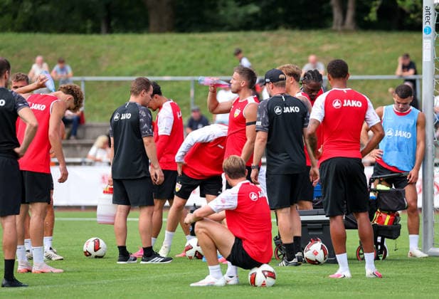 07.08.2026, Deutschland, Grassau, Fußball Bundesliga, Saison 2026 2027, Trainingslager VfB Stuttgart, Trinkpause, Ermedin Demirovic *** August 7, 2026, Germany, Grassau, Bundesliga, 2026–2027 season, VfB Stuttgart training camp, water break, Ermedin Demirovic