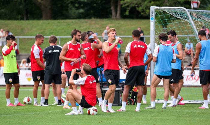 07.08.2026, Deutschland, Grassau, Fußball Bundesliga, Saison 2026 2027, Trainingslager VfB Stuttgart, Trinkpause, Finn Jeltsch *** August 7, 2026, Germany, Grassau, Bundesliga, 2026–2027 season, VfB Stuttgart training camp, water break, Finn Jeltsch