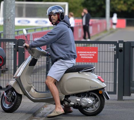 07.08.2026, xophax, Fussball 1.Bundesliga, 1.FC Koeln Training auf Platz 1 am Geissbockheim . Training der Profis vor dem Abendspiel gegen Real San Sebastian. Joel Schmied ( 1.FC Köln ) für mit Vespa - Roller zum Training. Kitzbühel *** August 7, 2026, xophax, Soccer, Bundesliga 1, 1. FC Köln Training on Field 1 at Geissbockheim; the pros train ahead of the evening match against Real San Sebastian; Joel Schmied of 1. FC Köln rides his Vespa scooter to training in Kitzbühel