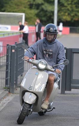 07.08.2026, xophax, Fussball 1.Bundesliga, 1.FC Koeln Training auf Platz 1 am Geissbockheim . Training der Profis vor dem Abendspiel gegen Real San Sebastian. Joel Schmied ( 1.FC Köln ) für mit Vespa - Roller zum Training. Kitzbühel *** August 7, 2026, xophax, Soccer, Bundesliga 1, 1. FC Köln Training on Field 1 at Geissbockheim; the pros train ahead of the evening match against Real San Sebastian; Joel Schmied of 1. FC Köln rides his Vespa scooter to training in Kitzbühel