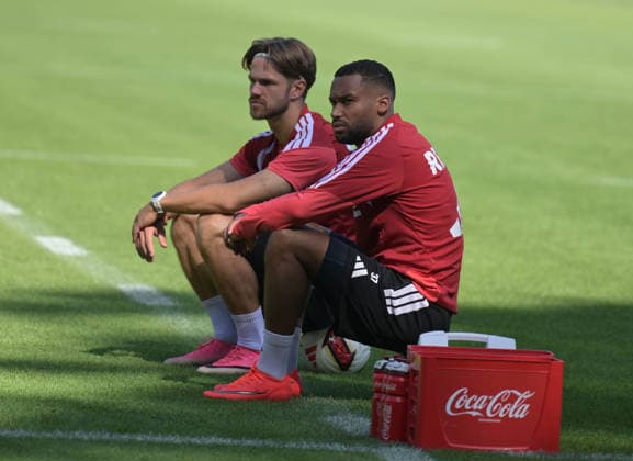 07.08.2026, xophax, Fussball 1.Bundesliga, 1.FC Koeln Training auf Platz 1 am Geissbockheim . Training der Profis vor dem Abendspiel gegen Real San Sebastian. Jan Thielmann , links und Linton Maina , rechts ( beide 1.FC Köln ) Kitzbühel *** August 7, 2026, xophax, Soccer, Bundesliga 1, 1. FC Köln Training on Field 1 at the Geissbockheim: The pros train ahead of the evening match against Real San Sebastian. Jan Thielmann (left) and Linton Maina (right), both of 1. FC Köln, Kitzbühel