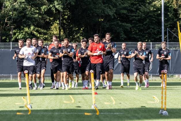 Abschlusstraining SSV Ulm 1846 Fußball vor dem ersten Ligaspiel in Stuttgart, Fussball, Training, Trainingsplatz Ulm 06.08.26 Team Mannschaft SSV Ulm 1846 Fußball beim einlaufen v.l. Tibet Erkan Sevik (SSV Ulm 1846 Fußball, 41, U19-Spieler), Dominik Mayer (SSV Ulm 1846 Fußball, Athletiktrainer), Lucas Röser (SSV Ulm 1846 Fußball, 09), Felix Vater (SSV Ulm 1846 Fußball, 24), Robin Mantel (SSV Ulm 1846 Fußball, 30), Dennis Chessa (SSV Ulm 1846 Fußball, 11), Johannes Jo Reichert (C, SSV Ulm 1846 Fußball, 05), Alexandre Azevedo (SSV Ulm 1846 Fußball, 03), Radomir Novakovic (SSV Ulm 1846 Fußball, 01), Daniel Hülsenbusch (SSV Ulm 1846 Fußball, 04), Alexandre Azevedo (SSV Ulm 1846 Fußball, 03), Per Lockl (SSV Ulm 1846 Fußball, 08), Leon Müller (SSV Ulm 1846 Fußball, 17), Steffen Meuer (SSV Ulm 1846 Fußball, 18) Abschlusstraining SSV Ulm 1846 Fußball vor dem ersten Ligaspiel in Stuttgart, Fussball, Training, Trainingsplatz Ulm 06.08.26 Foto: Lucca Fundel Ulm Trainingsplatz Baden-Württemberg Deutschland *** Final practice for SSV Ulm 1846 soccer ahead of their first league game in Stuttgart, Soccer, Training, Ulm Training Field, August 6, 2026. The SSV Ulm 1846 soccer team warming up (from left): Tibet, Erkan, Sevik, SSV Ulm 1846 soccer, 41, U19 player, Dominik Mayer, SSV Ulm 1846 Soccer, strength and conditioning coach, Lucas Röser, SSV Ulm 1846 Soccer, 09, Felix Vater, SSV Ulm 1846 soccer, 24, Robin Mantel, SSV Ulm 1846 soccer, 30, Dennis Chessa, SSV Ulm 1846 soccer, 11, Johannes Jo Reichert C, SSV Ulm 1846 Soccer, 05, Alexandre Azevedo SSV Ulm 1846 Soccer, 03, Radomir Novakovic SSV Ulm 1846 Soccer, 01, Daniel Hülsenbusch SSV Ulm 1846 Soccer, 04, Alexandre Azevedo SSV Ulm 1846 Soccer, 03, Per Lockl SSV Ulm 1846 Soccer, 08, Leon Müller SSV Ulm 1846 Soccer, 17, Steffen Meuer, SSV Ulm 1846 Soccer, 18 Final training session for SSV Ulm 1846 Soccer ahead of their first league match in Stuttgart, Soccer, Training, Ulm Training Field, August 6, 2006. Photo by Lucca Fundel, Ulm Training Field, Baden-Württemberg, Germany