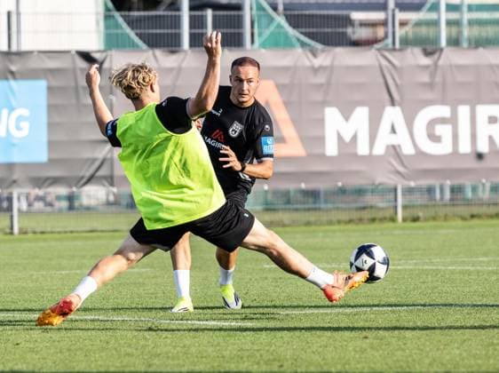 Abschlusstraining SSV Ulm 1846 Fußball vor dem ersten Ligaspiel in Stuttgart, Fussball, Training, Trainingsplatz Ulm 06.08.26 v.l. Benedikt Ehe (SSV Ulm 1846 Fußball, 06), Mattis Hoppe (SSV Ulm 1846 Fußball, 02) Abschlusstraining SSV Ulm 1846 Fußball vor dem ersten Ligaspiel in Stuttgart, Fussball, Training, Trainingsplatz Ulm 06.08.26 Foto: Lucca Fundel Ulm Trainingsplatz Baden-Württemberg Deutschland *** Final training session for SSV Ulm 1846 Soccer ahead of their first league match in Stuttgart, soccer, training, Ulm training field, August 6, 2026, from left: Benedikt Ehe, SSV Ulm 1846 Soccer, 06, Mattis Hoppe, SSV Ulm 1846 Soccer, 02 Final training session for SSV Ulm 1846 Soccer ahead of their first league match in Stuttgart, soccer, training, Ulm training field, August 26, 2006. Photo by Lucca Fundel, Ulm training field, Baden-Württemberg, Germany