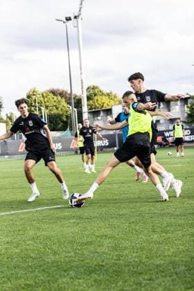 Abschlusstraining SSV Ulm 1846 Fußball vor dem ersten Ligaspiel in Stuttgart, Fussball, Training, Trainingsplatz Ulm 06.08.26 v.l. Karl Kempf (SSV Ulm 1846 Fußball, 14), Simun Birkic (SSV Ulm 1846 Fußball, 16), Mateo Mrden (SSV Ulm 1846 Fußball, 28) Abschlusstraining SSV Ulm 1846 Fußball vor dem ersten Ligaspiel in Stuttgart, Fussball, Training, Trainingsplatz Ulm 06.08.26 Foto: Lucca Fundel Ulm Trainingsplatz Baden-Württemberg Deutschland *** Final training session for SSV Ulm 1846 Soccer ahead of their first league match in Stuttgart, Soccer, Training, Ulm Training Field, August 6, 2026, from left: Karl Kempf, SSV Ulm 1846 Soccer, 14, Simun Birkic, SSV Ulm 1846 Soccer, 16, Mateo Mrden, SSV Ulm 1846 Soccer, 28 Final training session for SSV Ulm 1846 Soccer ahead of their first league match in Stuttgart, Soccer, Training, Ulm Training Field, August 26, 2006; Photo by Lucca Fundel; Ulm Training Field, Baden-Württemberg, Germany