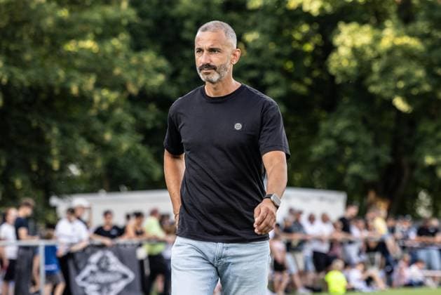Abschlusstraining SSV Ulm 1846 Fußball vor dem ersten Ligaspiel in Stuttgart, Fussball, Training, Trainingsplatz Ulm 06.08.26 Freisteller Einzelbild Portrait Porträt Murat Isik (SSV Ulm 1846 Fußball, Sportdirektor) Abschlusstraining SSV Ulm 1846 Fußball vor dem ersten Ligaspiel in Stuttgart, Fussball, Training, Trainingsplatz Ulm 06.08.26 Foto: Lucca Fundel Ulm Trainingsplatz Baden-Württemberg Deutschland *** SSV Ulm 1846 Soccer Team s Final Practice Before Their First League Match in Stuttgart, Soccer, Training, Ulm Training Field, August 6, 2026; Cutout, Single Image, Portrait: Murat Isik, SSV Ulm 1846 Soccer, Sports Director; Final training session for SSV Ulm 1846 Soccer ahead of their first league match in Stuttgart, Soccer, Training, Ulm Training Field, August 26, 2006, Photo by Lucca Fundel, Ulm Training Field, Baden-Württemberg, Germany