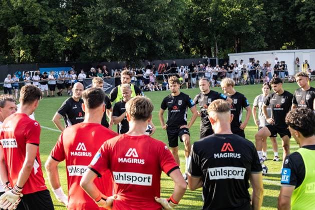 Abschlusstraining SSV Ulm 1846 Fußball vor dem ersten Ligaspiel in Stuttgart, Fussball, Training, Trainingsplatz Ulm 06.08.26 Team Teamkreis Mannschaft Mannschaftskreis SSV Ulm 1846 Fußball v.l. Marcel Seegert (SSV Ulm 1846 Fußball, 25), Per Lockl (SSV Ulm 1846 Fußball, 08), Daniel Hülsenbusch (SSV Ulm 1846 Fußball, 04), Marco Gölz (SSV Ulm 1846 Fußball, 21), Mattis Hoppe (SSV Ulm 1846 Fußball, 02), Benedikt Ehe (SSV Ulm 1846 Fußball, 06), Halim EroÄülu (SSV Ulm 1846 Fußball, 34), Tibet Erkan Sevik (SSV Ulm 1846 Fußball, 41, U19-Spieler) Abschlusstraining SSV Ulm 1846 Fußball vor dem ersten Ligaspiel in Stuttgart, Fussball, Training, Trainingsplatz Ulm 06.08.26 Foto: Lucca Fundel Ulm Trainingsplatz Baden-Württemberg Deutschland *** Final practice for SSV Ulm 1846 soccer ahead of their first league game in Stuttgart, Soccer, Practice, Practice Field Ulm 06 08 26 Team Team Circle Squad Team Circle SSV Ulm 1846 Soccer (from left) Marcel Seegert SSV Ulm 1846 Soccer, 25, Per Lockl SSV Ulm 1846 Soccer, 08, Daniel Hülsenbusch, SSV Ulm 1846 Soccer, 04, Marco Gölz SSV Ulm 1846 Soccer, 21, Mattis Hoppe SSV Ulm 1846 Soccer, 02, Benedikt Ehe SSV Ulm 1846 Soccer, 06, Halim EroÄülu SSV Ulm 1846 Soccer, 34, Tibet Erkan Sevik SSV Ulm 1846 Soccer, 41, U19 players’ final training session for SSV Ulm 1846 Soccer ahead of their first league match in Stuttgart, soccer, training, Ulm training field, August 6, 2026. Photo by Lucca Fundel, Ulm training field, Baden-Württemberg, Germany