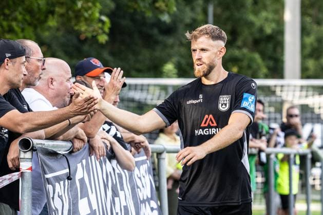 Abschlusstraining SSV Ulm 1846 Fußball vor dem ersten Ligaspiel in Stuttgart, Fussball, Training, Trainingsplatz Ulm 06.08.26 Abklatschen bei den Fans Johannes Jo Reichert (C, SSV Ulm 1846 Fußball, 05) Abschlusstraining SSV Ulm 1846 Fußball vor dem ersten Ligaspiel in Stuttgart, Fussball, Training, Trainingsplatz Ulm 06.08.26 Foto: Lucca Fundel Ulm Trainingsplatz Baden-Württemberg Deutschland *** Final training session for SSV Ulm 1846 Soccer ahead of their first league match in Stuttgart, soccer, training, Ulm training field, August 6, 2026; high-fiving the fans: Johannes Jo Reichert C, SSV Ulm 1846 Soccer, 05 Final training session for SSV Ulm 1846 Soccer ahead of their first league match in Stuttgart, soccer, training, Ulm training field, August 26, 2006. Photo by Lucca Fundel, Ulm training field, Baden-Württemberg, Germany
