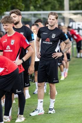 Abschlusstraining SSV Ulm 1846 Fußball vor dem ersten Ligaspiel in Stuttgart, Fussball, Training, Trainingsplatz Ulm 06.08.26 Autogrammkarten und Selfies nach Trainingsende für die Ulmer Fans. Tim Schmidt (SSV Ulm 1846 Fußball, 27) Abschlusstraining SSV Ulm 1846 Fußball vor dem ersten Ligaspiel in Stuttgart, Fussball, Training, Trainingsplatz Ulm 06.08.26 Foto: Lucca Fundel Ulm Trainingsplatz Baden-Württemberg Deutschland *** Final training session for SSV Ulm 1846 Soccer ahead of their first league match in Stuttgart, Soccer, Training, Ulm Training Field, August 6, 2026; autograph cards and selfies for Ulm fans after training ended—Tim Schmidt, SSV Ulm 1846 Soccer, 27 Final training session for SSV Ulm 1846 Soccer ahead of their first league match in Stuttgart, soccer, training, Ulm training field, August 6, 2026. Photo by Lucca Fundel, Ulm training field, Baden-Württemberg, Germany