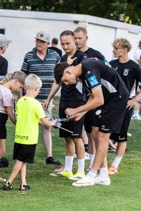 Abschlusstraining SSV Ulm 1846 Fußball vor dem ersten Ligaspiel in Stuttgart, Fussball, Training, Trainingsplatz Ulm 06.08.26 Autogrammkarten und Selfies nach Trainingsende für die Ulmer Fans. Mateo Mrden (SSV Ulm 1846 Fußball, 28) Abschlusstraining SSV Ulm 1846 Fußball vor dem ersten Ligaspiel in Stuttgart, Fussball, Training, Trainingsplatz Ulm 06.08.26 Foto: Lucca Fundel Ulm Trainingsplatz Baden-Württemberg Deutschland *** SSV Ulm 1846 soccer team s final practice before their first league game in Stuttgart, Soccer, Training, Ulm Training Field, August 6, 2026—Autograph cards and selfies for Ulm fans after training ended: Mateo Mrden, SSV Ulm 1846 Soccer, 28—Final training session for SSV Ulm 1846 Soccer ahead of their first league match in Stuttgart, Soccer, Training, Ulm Training Ground, August 26, 2006. Photo by Lucca Fundel, Ulm Training Ground, Baden-Württemberg, Germany