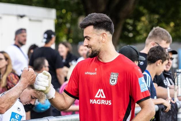Abschlusstraining SSV Ulm 1846 Fußball vor dem ersten Ligaspiel in Stuttgart, Fussball, Training, Trainingsplatz Ulm 06.08.26 Autogrammkarten und Selfies nach Trainingsende für die Ulmer Fans. Radomir Novakovic (SSV Ulm 1846 Fußball, 01) Abschlusstraining SSV Ulm 1846 Fußball vor dem ersten Ligaspiel in Stuttgart, Fussball, Training, Trainingsplatz Ulm 06.08.26 Foto: Lucca Fundel Ulm Trainingsplatz Baden-Württemberg Deutschland *** SSV Ulm 1846 Soccer s final training session before the first league game in Stuttgart, soccer, training, Ulm training field, August 6, 2026; autograph cards and selfies for Ulm fans after training ended; Radomir Novakovic, SSV Ulm 1846 Soccer, 01 Final training session for SSV Ulm 1846 Soccer ahead of their first league match in Stuttgart, soccer, training, Ulm training field, August 26, 2006. Photo by Lucca Fundel, Ulm training field, Baden-Württemberg, Germany