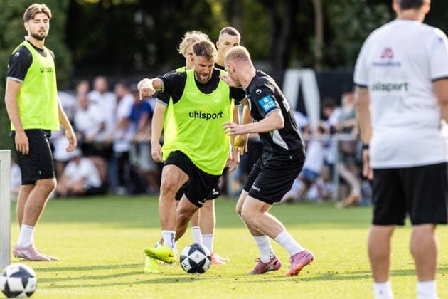 Abschlusstraining SSV Ulm 1846 Fußball vor dem ersten Ligaspiel in Stuttgart, Fussball, Training, Trainingsplatz Ulm 06.08.26 v.l. Johannes Jo Reichert (C, SSV Ulm 1846 Fußball, 05), Leon Müller (SSV Ulm 1846 Fußball, 17) Abschlusstraining SSV Ulm 1846 Fußball vor dem ersten Ligaspiel in Stuttgart, Fussball, Training, Trainingsplatz Ulm 06.08.26 Foto: Lucca Fundel Ulm Trainingsplatz Baden-Württemberg Deutschland *** Final training session for SSV Ulm 1846 Soccer ahead of their first league match in Stuttgart, soccer, training, Ulm training field, August 26, 2006, from left: Johannes Jo Reichert (C), SSV Ulm 1846 Soccer, 05, Leon Müller, SSV Ulm 1846 Soccer, 17 Final training session for SSV Ulm 1846 Soccer ahead of their first league match in Stuttgart, soccer, training, Ulm training field, August 26, 2006. Photo by Lucca Fundel, Ulm training field, Baden-Württemberg, Germany