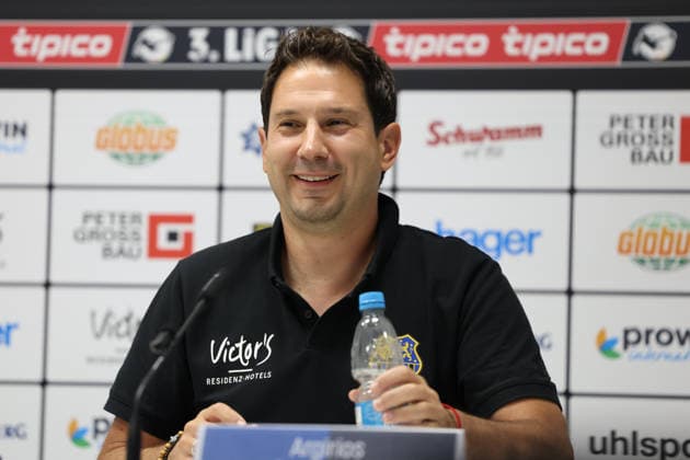 07.08.2026, Fussball, Herren, 3. Liga, Saison 2026 2027, Pressekonferenz vor dem 1. Spieltag, 1. FC Saarbrücken, Trainer Argirios Giannikis (1. FC Saarbrücken) Saarbrücken Ludwigsparkstadion Saarland Deutschland (DEU) *** August 7, 2026, Soccer, Men s, 3rd Division, 2026–2027 Season, Press Conference Ahead of Matchday 1, 1 FC Saarbrücken, Coach Argirios Giannikis, 1 FC Saarbrücken, Saarbrücken, Ludwigsparkstadion, Saarland, Germany, DEU Copyright: xSebastianxBachx