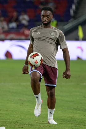 August 7, 2026, Hong Kong, Hong Kong: Aston Villa players warm up before the pre season 2026-2027 match in Hong Kong. Audi Football Summit Bayern Munich vs Aston Villa Hong Kong Hong Kong Hong Kong - ZUMAr144 20260807_zap_r144_002 Copyright: xJaynexRussellx