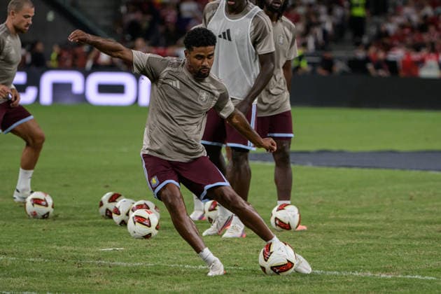 August 7, 2026, Hong Kong, Hong Kong: Aston Villa players warm up before the pre season 2026-2027 match in Hong Kong. Audi Football Summit Bayern Munich vs Aston Villa Hong Kong Hong Kong Hong Kong - ZUMAr144 20260807_zap_r144_004 Copyright: xJaynexRussellx