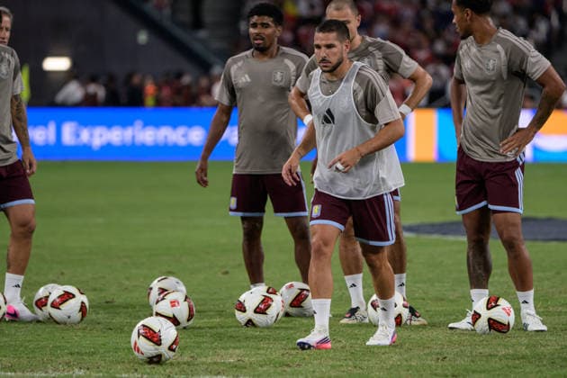 August 7, 2026, Hong Kong, Hong Kong: Aston Villa players warm up before the pre season 2026-2027 match in Hong Kong. Audi Football Summit Bayern Munich vs Aston Villa Hong Kong Hong Kong Hong Kong - ZUMAr144 20260807_zap_r144_006 Copyright: xJaynexRussellx