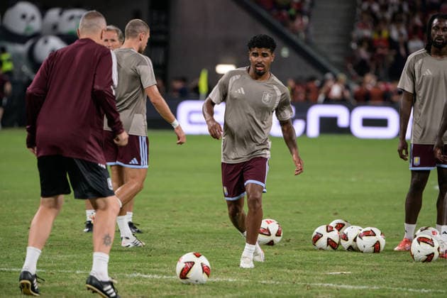 August 7, 2026, Hong Kong, Hong Kong: Aston Villa players warm up before the pre season 2026-2027 match in Hong Kong. Audi Football Summit Bayern Munich vs Aston Villa Hong Kong Audi Football Summit Bayern Munich Vs Aston Villa Hong Kong  - ZUMAr144 20260807_zap_r144_005 Copyright: xJaynexRussellx