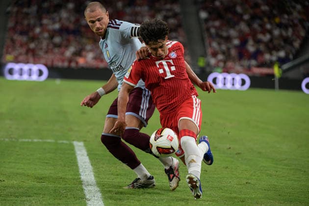 August 7, 2026, Hong Kong, Hong Kong: Aston VillaÃ¢â‚¬â ¢s Matthew CASH in action with Bayern Munichs, Maycon CARDOZO the pre season 2026-2027 match in Hong Kong. Audi Football Summit Bayern Munich vs Aston Villa Hong Kong Audi Football Summit Bayern Munich Vs Aston Villa Hong Kong  - ZUMAr144 20260807_zap_r144_007 Copyright: xJaynexRussellx