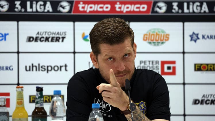 07.08.2026, xrekx, Fussball 3.Liga, 1. FC Saarbruecken - Pressekonferenz mit Sportvorstand Markus Thiele v.l. Dominik Hechler Leiter Medien & Kommunikation (1.FC Saarbruecken) gibt Anweisungen, gestikuliert, mit den Armen gestikulieren gives instructions, gesticulate (DFL DFB REGULATIONS PROHIBIT ANY USE OF PHOTOGRAPHS as IMAGE SEQUENCES and or QUASI-VIDEO) Saarbruecken *** August 7, 2026, xrekx, Soccer 3rd Division, 1 FC Saarbrücken press conference with sporting director Markus Thiele; from left: Dominik Hechler, Head of Media and Communications at 1 FC Saarbrücken, gives instructions, gesticulates, waves his arms, gesticulates. DFL and DFB regulations prohibit any use of photographs as image sequences and or quasi-video. Saarbrücken