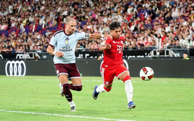 HKG, Maycon Carozo (Bayern Muenchen 35) sorgte immer wieder fuer Wirbel in der Offensive, hier gegen Matthew Cash (Aston Villa 2), FC Bayern Muenchen vs. Aston Volla, Kowloon, Hongkong, 07. 08.2026, Saison 2026-27, FC Bayern Muenchen vs. Aston Volla, Kowloon, Hongkong, 07. 08.2026, Saison 2026-27, *** HKG, Maycon Carozo, Bayern Munich 35, repeatedly caused a stir on offense, here against Matthew Cash, Aston Villa 2; FC Bayern Munich vs. Aston Volla, Kowloon, Hong Kong, August 7, 2026, 2026–27 season, FC Bayern Munich vs. Aston Volla, Kowloon, Hong Kong, August 7, 2026, 2026–27 season, Copyright: xEibner-Pressefotox EP_JNL