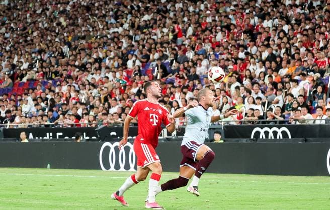 HKG, Arijon Ibrahimovic (Bayern Muenchen 22) gegen Matthew Cash (Aston Villa 2), FC Bayern Muenchen vs. Aston Volla, Kowloon, Hongkong, 07. 08.2026, Saison 2026-27, FC Bayern Muenchen vs. Aston Volla, Kowloon, Hongkong, 07. 08.2026, Saison 2026-27, *** HKG, Arijon Ibrahimovic, Bayern Munich 22 vs. Matthew Cash, Aston Villa 2, FC Bayern Munich vs. Aston Volla, Kowloon, Hong Kong, August 7, 2026, 2026–27 season, FC Bayern Munich vs. Aston Volla, Kowloon, Hong Kong, August 7, 2026, 2026–27 season, Copyright: xEibner-Pressefotox EP_JNL
