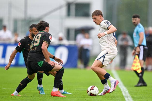 SOCCER - Hoffenheim vs Gladbach, test match SCHWAZ,AUSTRIA,07.AUG.26 - SOCCER - 1. DFL, 1. Deutsche Bundesliga, TSG Hoffenheim vs Borussia Mönchengladbach, test match. Image shows Franck Honorat, Natnael Abraha (Hoffenheim) and Alexander Prass (Hoffenheim).  GEPAxpictures xDanielxSchoenherr