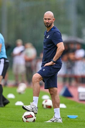 SOCCER - Hoffenheim vs Gladbach, test match SCHWAZ,AUSTRIA,07.AUG.26 - SOCCER - 1. DFL, 1. Deutsche Bundesliga, TSG Hoffenheim vs Borussia Mönchengladbach, test match. Image shows head coach Christian Ilzer (Hoffenheim).  GEPAxpictures xDanielxSchoenherr