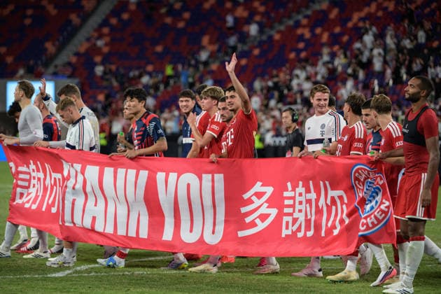 August 7, 2026, Hong Kong, Hong Kong: Bayern Munich thank the crowd at the end of the pre season 2026-2027 match in Hong Kong. Audi Football Summit Bayern Munich vs Aston Villa Hong Kong Hong Kong Hong Kong - ZUMAr144 20260807_zap_r144_019 Copyright: xJaynexRussellx