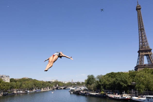 First day of Women 20m high diving final European Aquatics Championships - Paris France s Madeleine Bayon dive with the Eiffel Tower in the Background during the first day of Women’s 20m high diving final event during the LEN European Aquatics Championships in the Seine river in Paris on August 7, 2026. Photo by Raphael Lafargue ABACAPRESS.COM Paris France  Copyright: xLafarguexRaphael ABACAx
