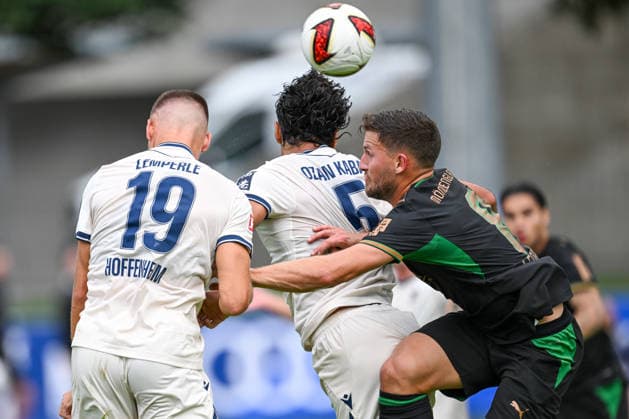 SOCCER - Hoffenheim vs Gladbach, test match SCHWAZ,AUSTRIA,07.AUG.26 - SOCCER - 1. DFL, 1. Deutsche Bundesliga, TSG Hoffenheim vs Borussia Mönchengladbach, test match. Image shows Tim Lemperle, Ozan Kabak (Hoffenheim) and Enzo Leopold (Gladbach).  GEPAxpictures xDanielxSchoenherr