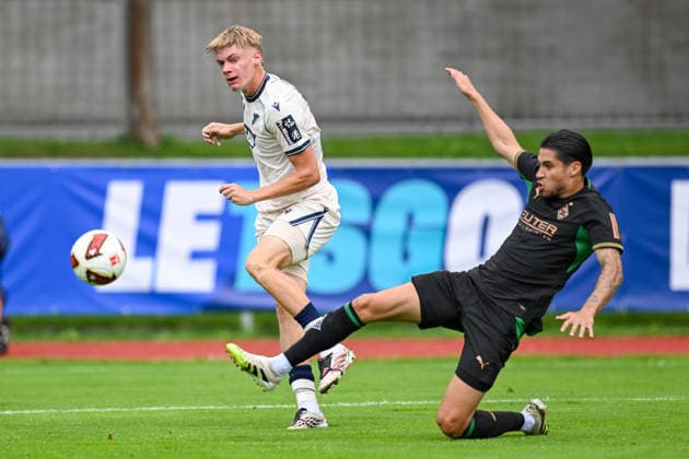 SOCCER - Hoffenheim vs Gladbach, test match SCHWAZ,AUSTRIA,07.AUG.26 - SOCCER - 1. DFL, 1. Deutsche Bundesliga, TSG Hoffenheim vs Borussia Mönchengladbach, test match. Image shows Nathan De Cat (Hoffenheim) and Kevin Diks (Gladbach).  GEPAxpictures xDanielxSchoenherr