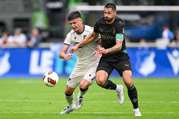 SOCCER - Hoffenheim vs Gladbach, test match SCHWAZ,AUSTRIA,07.AUG.26 - SOCCER - 1. DFL, 1. Deutsche Bundesliga, TSG Hoffenheim vs Borussia Mönchengladbach, test match. Image shows Albian Hajdari (Hoffenheim) and Tim Kleindienst (Gladbach).  GEPAxpictures xDanielxSchoenherr