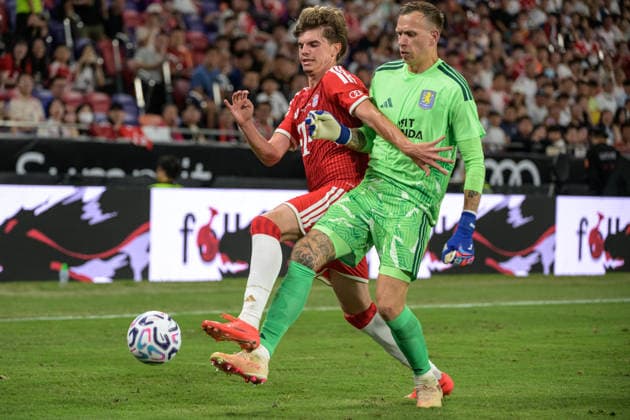August 7, 2026, Hong Kong, Hong Kong: Bayern Munichs Guido DELLA ROVERE takes on Ashton Villas goal keeper, Marco BIZET in their pre season 2026-2027 match in Hong Kong. Audi Football Summit Bayern Munich vs Aston Villa Hong Kong Audi Football Summit Bayern Munich Vs Aston Villa Hong Kong  - ZUMAr144 20260807_zap_r144_032 Copyright: xJaynexRussellx
