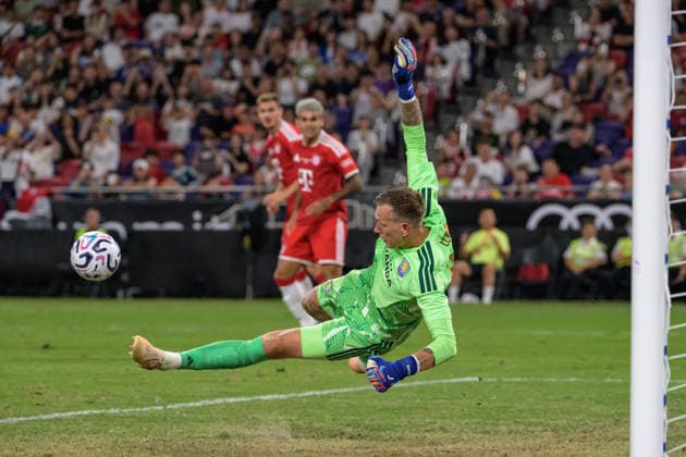 August 7, 2026, Hong Kong, Hong Kong: Lius DIAZ fails to get a goal past the Aston Villa Marco BIZET on his first attempt during the Bayern Munich 2-1 win in the pre season 2026-2027 match in Hong Kong. Audi Football Summit Bayern Munich vs Aston Villa Hong Kong Hong Kong Hong Kong - ZUMAr144 20260807_zap_r144_039 Copyright: xJaynexRussellx