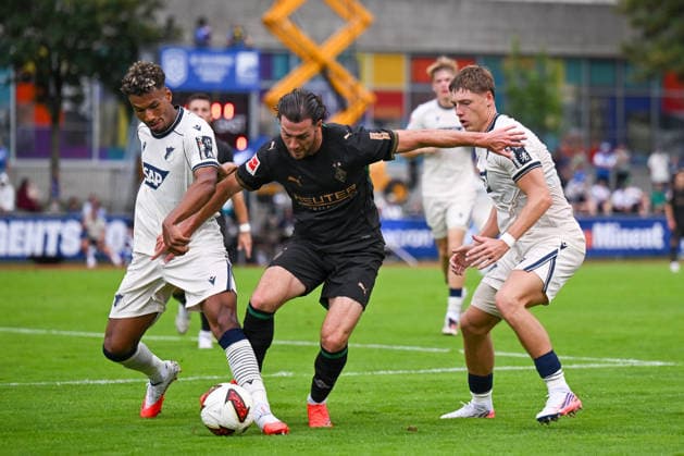 SOCCER - Hoffenheim vs Gladbach, test match SCHWAZ,AUSTRIA,07.AUG.26 - SOCCER - 1. DFL, 1. Deutsche Bundesliga, TSG Hoffenheim vs Borussia Mönchengladbach, test match. Image shows Bambase Conte (Hoffenheim), Joe Scally (Gladbach) and Alexander Prass (Hoffenheim).  GEPAxpictures xDanielxSchoenherr