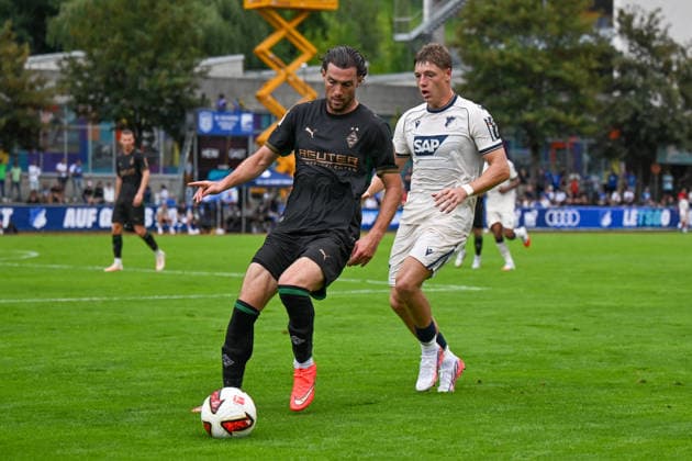 SOCCER - Hoffenheim vs Gladbach, test match SCHWAZ,AUSTRIA,07.AUG.26 - SOCCER - 1. DFL, 1. Deutsche Bundesliga, TSG Hoffenheim vs Borussia Mönchengladbach, test match. Image shows Joe Scally (Gladbach) and Alexander Prass (Hoffenheim).  GEPAxpictures xDanielxSchoenherr
