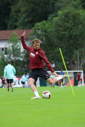 07.08.2026, GER, Fussball, Herren, FC Augsburg, Bundesliga, Trainingslager, Achensee, FCA, Calvin Brackelmann im Training Achenkirch *** August 7, 2026, GER, Soccer, Men s, FC Augsburg, Bundesliga, Training Camp, Achensee, FCA, Calvin Brackelmann in Training at Achenkirch