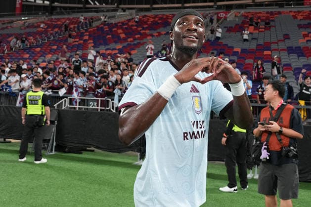 Audi Football Summit 2026: FC Bayern Munich VS Aston Villa Tammy Abraham of Aston Villa makeing a hand heart with fans after a match of FC Bayern Munich VS Aston Villa at Kai Tan Stadium during the Audi Football Summit 2026 on August 7, 2026 in Hong Kong. (Photo by Ellan Mad Nexpher Images) Hong Kong