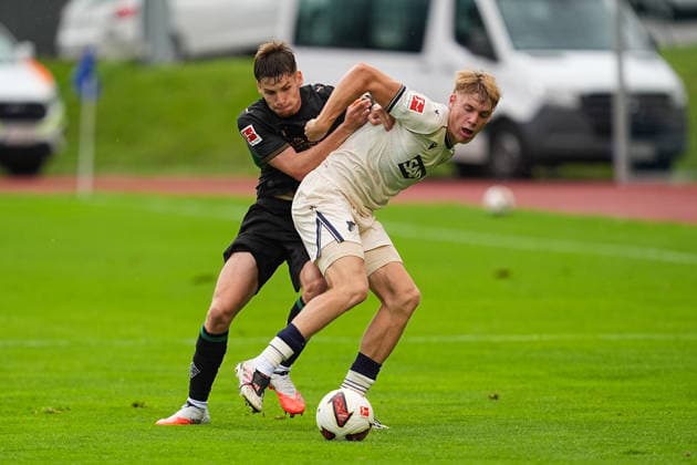 07.08.2026, xydrx, Fußball, Testspiel, TSG 1899 Hoffenheim - Borussia Mönchengladbach, Saison 2026 2027, Silberstadt Arena Schwaz: Lukas Ullrich (Borussia Moenchengladbach, 26) im Zweikampf gegen Nathan De Cat (TSG 1899 Hoffenheim, 17) DFB regulations prohibit any use of photographs as image sequences and or quasi-video. *** August 7, 2026, xydrx, soccer, friendly match, TSG 1899 Hoffenheim vs. Borussia Mönchengladbach, 2026–2027 season, Silberstadt Arena Schwaz, Lukas Ullrich (Borussia Mönchengladbach), No. 26 in a tackle against Nathan De Cat (TSG 1899 Hoffenheim), No. 17. DFB regulations prohibit any use of photographs as image sequences and or quasi-video. Copyright: HMBxMedia YannisxDreimann