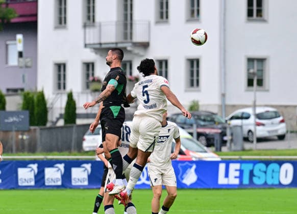 07.08.2026; Schwaz, Oesterreich; Fussball, Herren, Saison 2026 2027, Testspiel TSG 1899 Hoffenheim vs. Borussia Moenchengladbach Kopfballduell zwischen v. li. Tim Kleindienst (Gladbach), Ozan Kabak (Hoffenheim) DFL regulations prohibit any use of photographs as image sequences and or quasi-video. Silberstadt Arena Oesterreich *** August 7, 2026, Schwaz, Austria; Soccer, Men s, 2026–2027 season, friendly match: TSG 1899 Hoffenheim vs. Borussia Mönchengladbach. Heading duel between (from left) Tim Kleindienst (Gladbach) and Ozan Kabak (Hoffenheim). DFL regulations prohibit any use of photographs as image sequences and or quasi-video. Silberstadt Arena, Austria