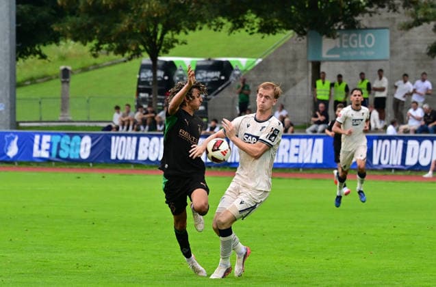 07.08.2026; Schwaz, Oesterreich; Fussball, Herren, Saison 2026 2027, Testspiel TSG 1899 Hoffenheim vs. Borussia Moenchengladbach Zweikampf zwischen v. li. Wael Mohya (Gladbach), Mats Rots (Hoffenheim) DFL regulations prohibit any use of photographs as image sequences and or quasi-video. Silberstadt Arena Oesterreich *** August 7, 2026, Schwaz, Austria; Soccer, Men s, 2026–2027 season, Friendly Match: TSG 1899 Hoffenheim vs. Borussia Mönchengladbach. Tackle between (from left) Wael Mohya (Gladbach) and Mats Rots (Hoffenheim). DFL regulations prohibit any use of photographs as image sequences and or quasi-video. Silberstadt Arena, Austria