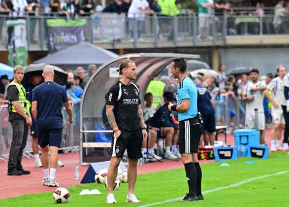 07.08.2026; Schwaz, Oesterreich; Fussball, Herren, Saison 2026 2027, Testspiel TSG 1899 Hoffenheim vs. Borussia Moenchengladbach Gespraechsbedarf zwischen Eugen Polanski (Trainer Gladbach, li.) und Schiedsrichter Matthias Gaechter DFL regulations prohibit any use of photographs as image sequences and or quasi-video. Silberstadt Arena Oesterreich *** August 7, 2026, Schwaz, Austria; Soccer, Men s, 2026–2027 Season, Friendly Match: TSG 1899 Hoffenheim vs. Borussia Mönchengladbach; Discussion between Eugen Polanski, Gladbach’s coach (left), and referee Matthias Gaechter. DFL regulations prohibit any use of photographs as image sequences and or quasi-video. Silberstadt Arena, Austria