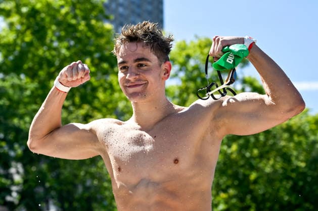 David Betlehem of Hungary celebrates after winning the gold medal in the open water swimming 3km Knockout Men Final during the European Aquatics Championships at the River Seine in Paris (France), August 7, 2026. Andrea Masini Deepbluemedia Insidefoto