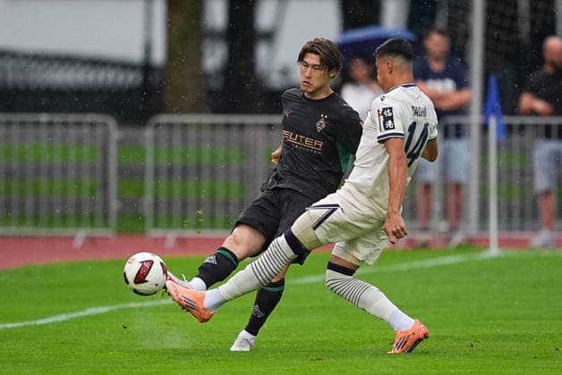 07.08.2026, xydrx, Fußball, Testspiel, TSG 1899 Hoffenheim - Borussia Mönchengladbach, Saison 2026 2027, Silberstadt Arena Schwaz: Daiki Hashioka (Borussia Moenchengladbach, 14) im Zweikampf gegen Adam Daghim (TSG 1899 Hoffenheim, 14) DFB regulations prohibit any use of photographs as image sequences and or quasi-video. *** August 7, 2026, xydrx, soccer, friendly match, TSG 1899 Hoffenheim vs. Borussia Mönchengladbach, 2026–2027 season, Silberstadt Arena Schwaz, Daiki Hashioka (Borussia Mönchengladbach), No. 14 in a tackle against Adam Daghim (TSG 1899 Hoffenheim), No. 14. DFB regulations prohibit any use of photographs as image sequences and or quasi-video. Copyright: HMBxMedia YannisxDreimann