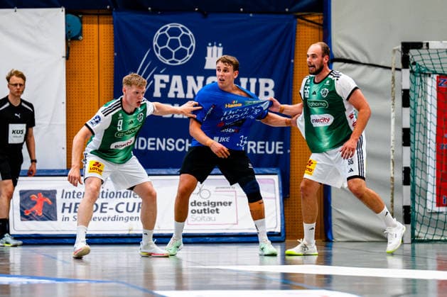 07.08.2026, xdobgx, Handball Heide-Cup 2026, TSV Hannover-Burgdorf - Mors Thy Handball v.l. Vilhelm Poulsen (TSV Hannover-Burgdorf, 9), Kasper Didriksen (Mors-Thy Handbold, 33), Tim Zechel (TSV Hannover-Burgdorf, 55) Zweikampf, Duell, Kampf, tackle *** August 7, 2026, xdobgx, 2026 Heide Cup Handball Tournament, TSV Hannover Burgdorf vs. Mors Thy Handball: Vilhelm Poulsen (TSV Hannover Burgdorf), 9; Kasper Didriksen (Mors Thy Handball), 33; Tim Zechel (TSV Hannover Burgdorf), 55; one-on-one, duel, battle, tackle